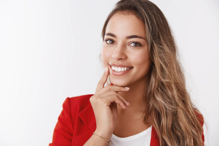 Mulher sorridente com dentes brancos na Aoun Odontologia em Guarulhos, mostrando o resultado natural da aplicação de lentes de contato dental.